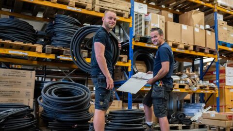 Twee medewerkers van Engeltherm staan in een fabriek