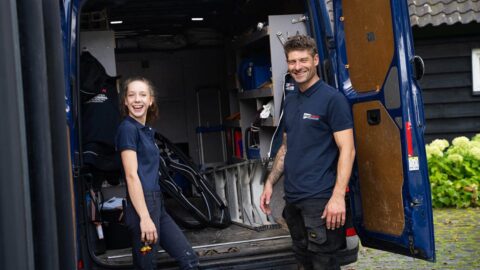 Twee medewerkers van Engeltherm laden hun bedrijfsbus uit