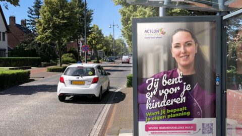 Abr van campagne in bushokje langs de weg